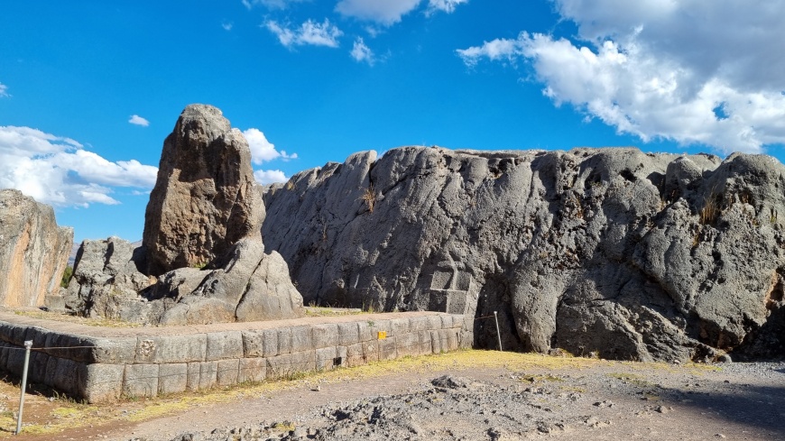 Qenqo, local de adoração aos deuses incas, sacrifícios e mumificações