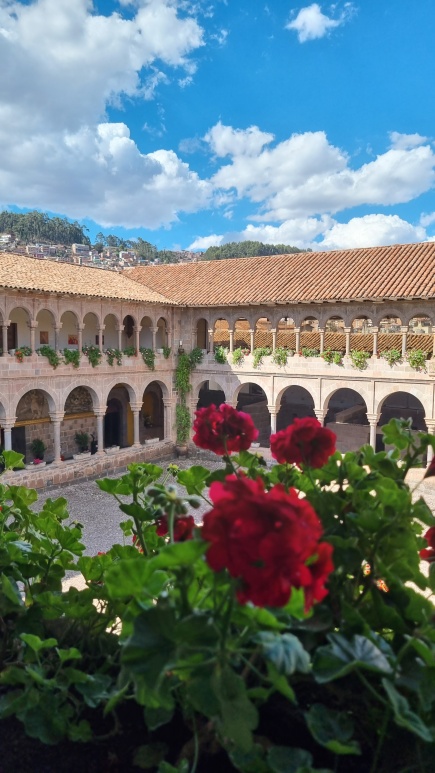 Qorikancha, conhecido também como Templo do Sol ou Templo Dourado