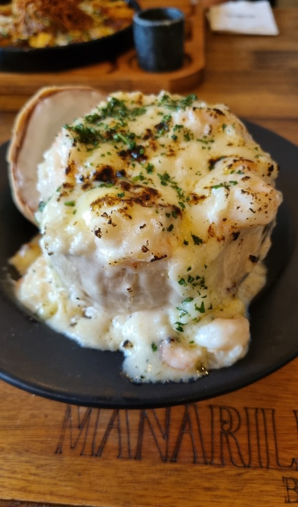 Inusitado risoto Manarillo de camarão e parmesão servido no coco verde!