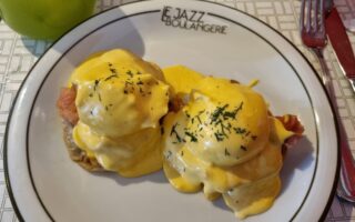 Eggs benedict é uma das opções para o seu brunch no Le Jazz Boulangerie!