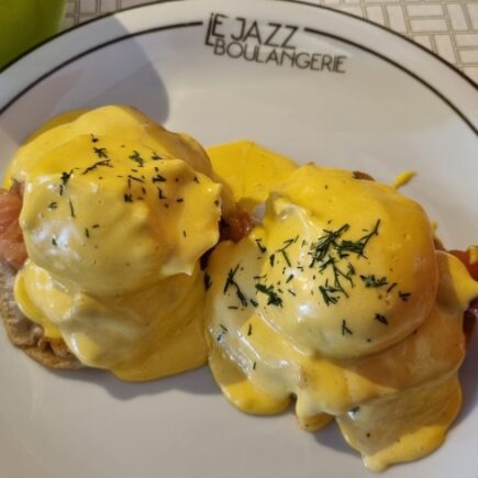 Eggs benedict é uma das opções para o seu brunch no Le Jazz Boulangerie!