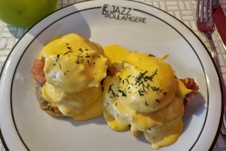 Eggs benedict é uma das opções para o seu brunch no Le Jazz Boulangerie!