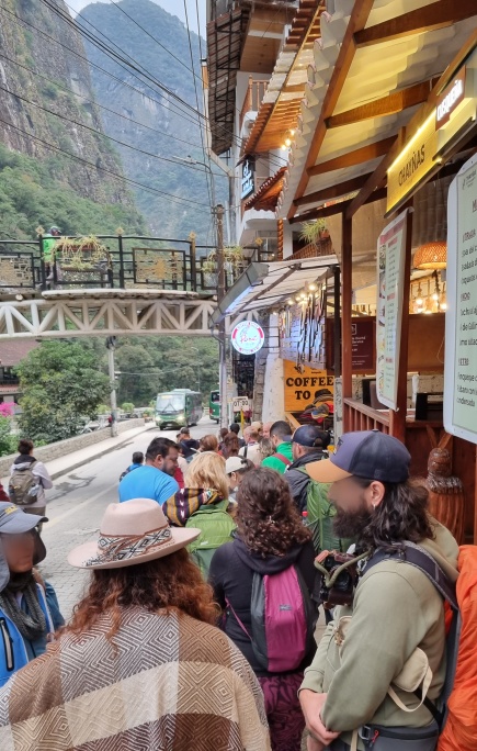 Fila organizada para pegar o ônibus para Machu Picchu