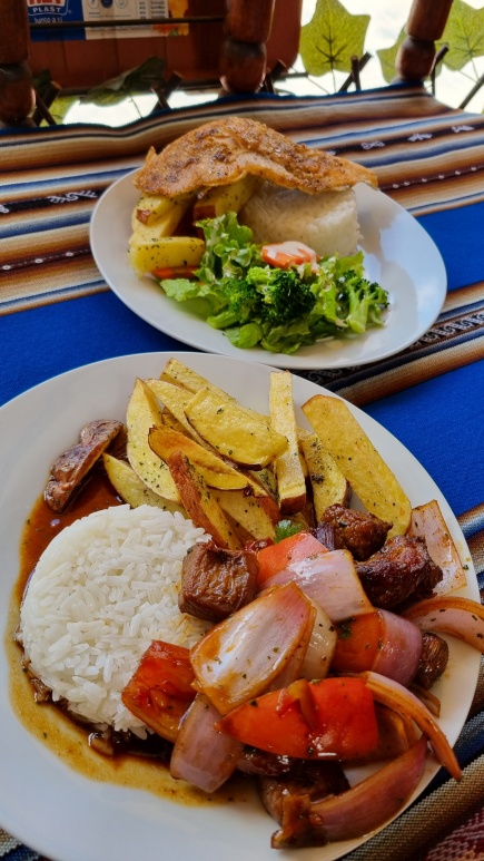 Pub Restobar "Second Floor" serve menu turístico muito barato em Ollantaytambo!