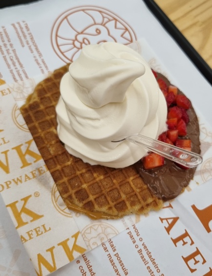 Stroopwafel com chocolate, morango e sorvete