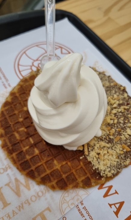 Stroopwafel com chocolate, paçoca e sorvete