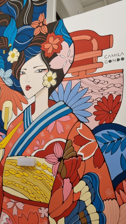 Belíssima pintura de mulher japonesa vestindo kimono da artista Camila Gondo na parede da confeitaria Amay!