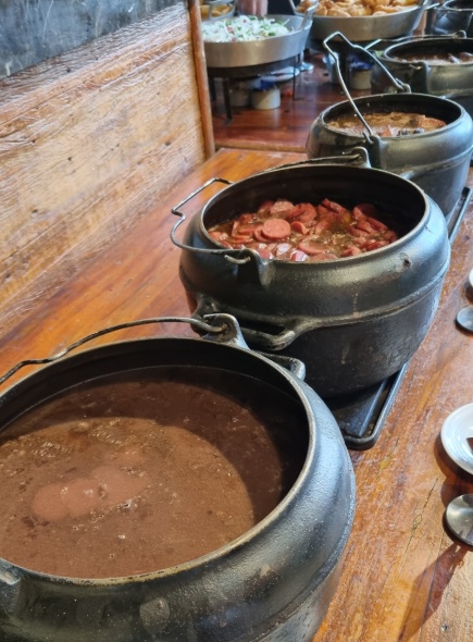 Buffet de feijoada completo do restaurante Maria João