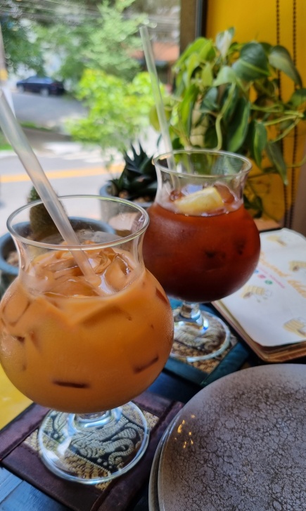 Refrescante chá preto tailandês com limão e inusitado chá preto tailnadês com leite!