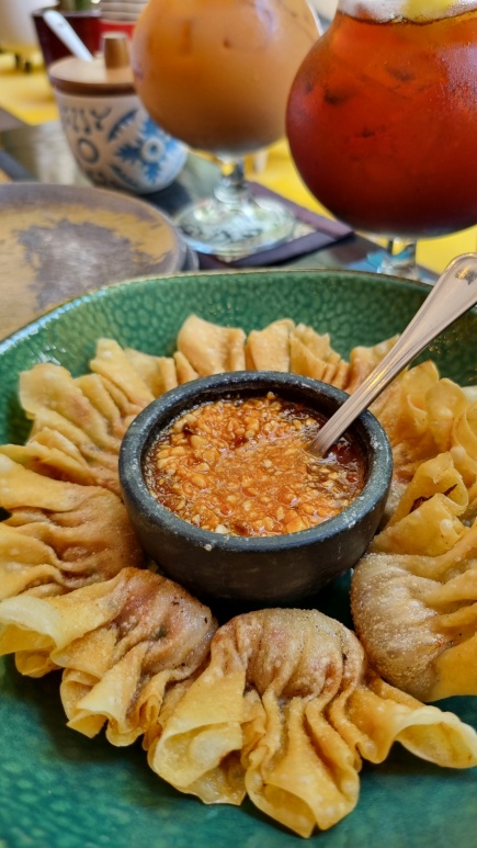 Irresistível wonton frito, perfeito para compartilhar!