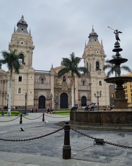 Imponente Catedral de Lima