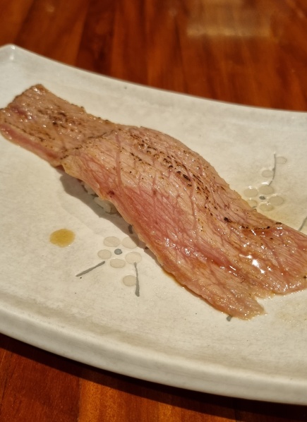 Nigiri de toro maçaricado é uma das etapas top da degustação no Maido!