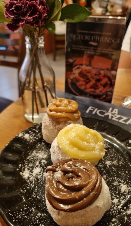 Trio de mini bombolones: doce de leite, creme e Nutella)