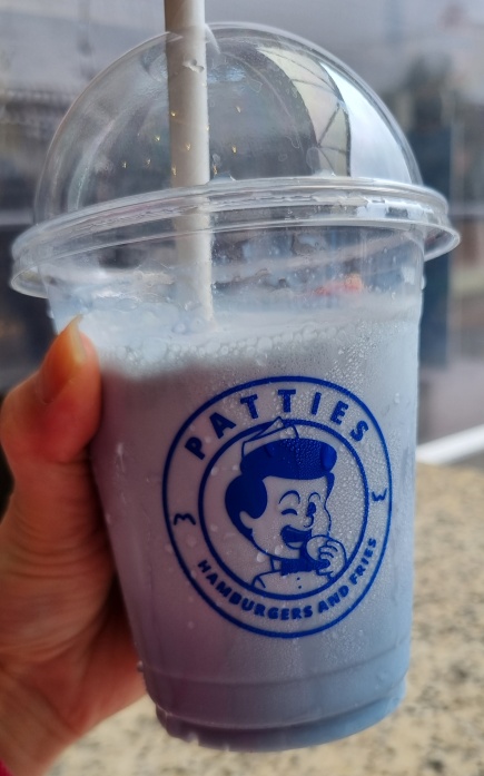 O milkshake Blue é colorido naturalmente!