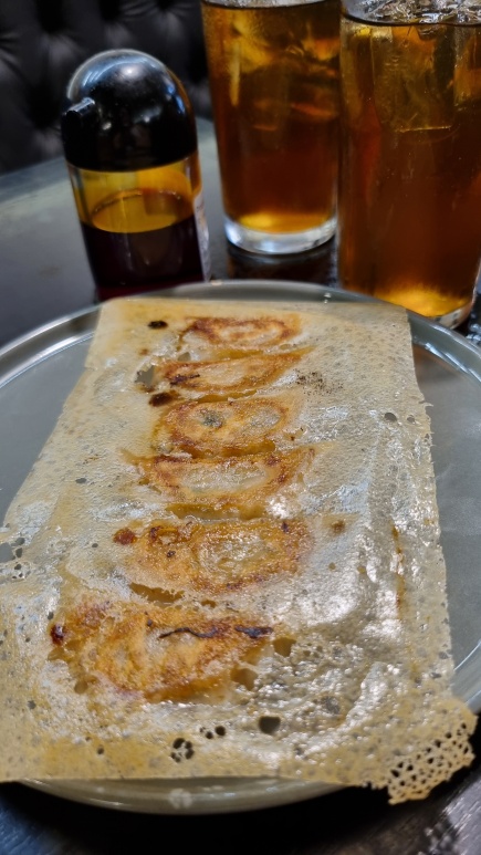 Refrescantes chás gelados da casa e delicioso gyoza de carne!