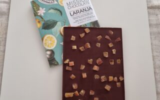 Delicioso chocolate 70% com lascas de laranja cristalizada da Mission Chocolate!