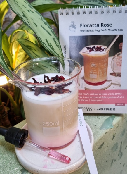 Floratta Rose: café coado, essência de rosas, crema gelada e pedaços de chá de hibisco