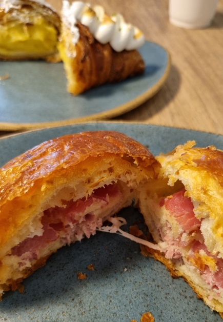 Perfeito folhado misto de copa lombro e queijo meia cura!