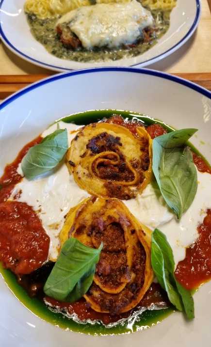 Saboroso Rondelli Alla Bolognese com Burrata e molho de tomates italianos!