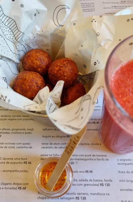 Bolinhos de tapioca com carne seca e requeijão