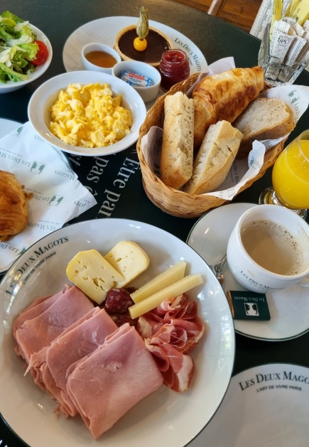 Aos sábados e domingos, Les Deux Magots serve o completo Brunch Saint German!