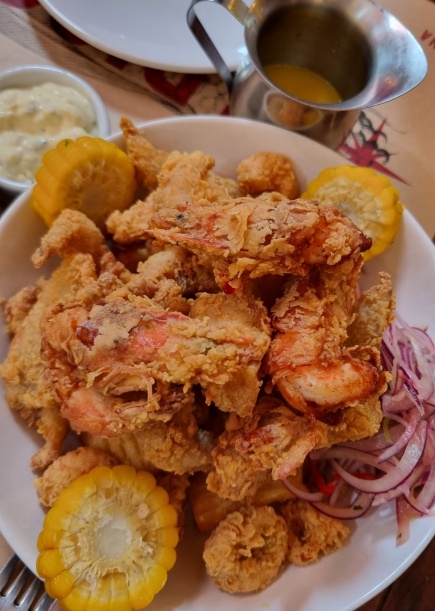 Generoso chicharron de pescado y mariscos!