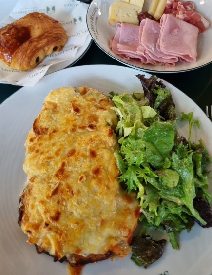 Saborosíssimo Croque Printemps de abobrinha e brie e delicioso pain au chocolat!