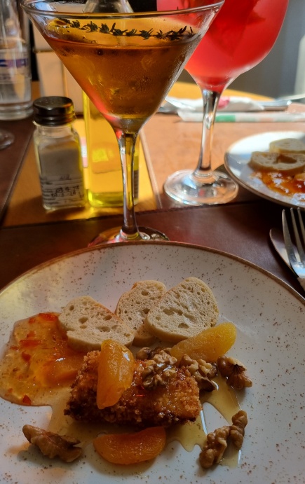 Entrada do Restaurant Week: mini brie empanado servido com damasco, nozes, mel e geleia de pimenta