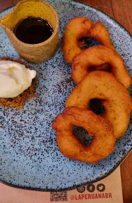 Que loucura essa calda de rapadura, figos secos e canela desses picarones!