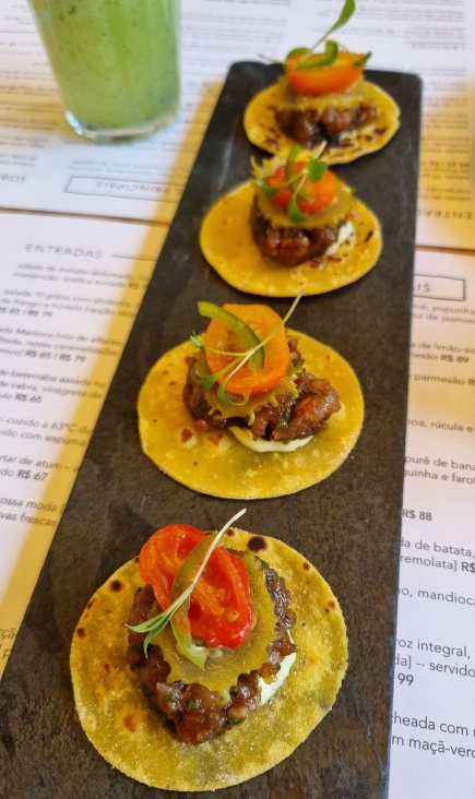 Mini tortilhas de atum, maionese de jalapeño, tomate, coentro e picles - simplesmente delicioso!