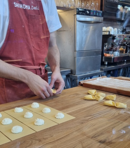 Acompanhando a produção de massas no Shihoma Deli