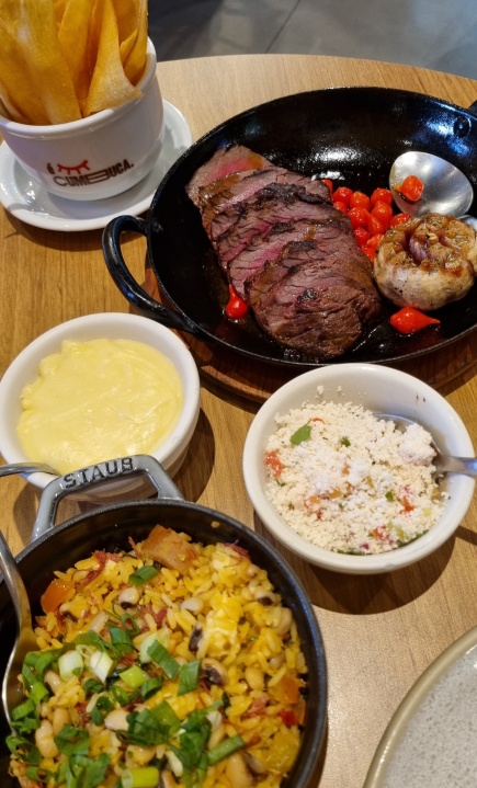 Deliciosa carne-de-sol na brasa acompanhada de farofa, purê e chips de mandioca!