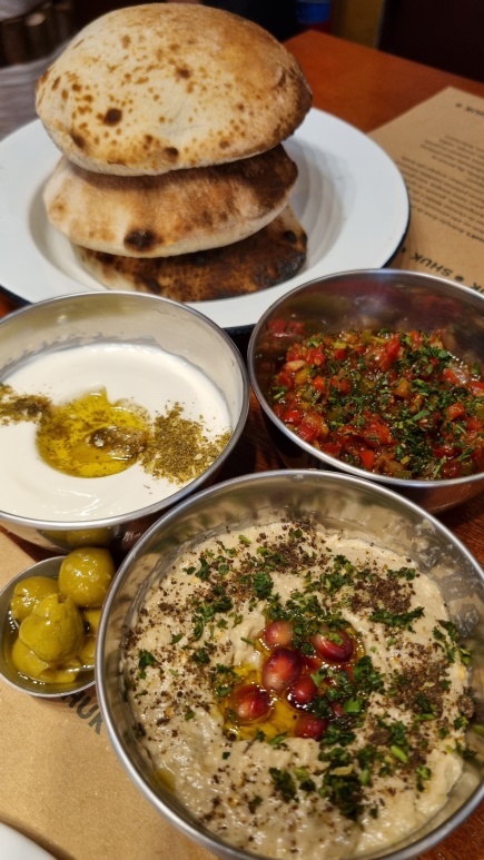 Mezze Completa, o melhor jeito de começar uma refeição no Shuk!