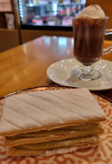 Chocolate quente e um delicioso mil folhas de pistache!