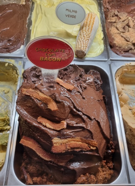 Quem aí teria coragem de provar um gelato de chocolate com bacon na Babaê?