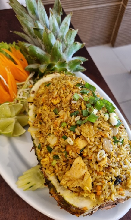 Khao Pad Sapparod: arroz frito, curry em pó, ovo, abacaxi, castanha de caju, uva passa, ervilha, cenoura, cebola, cebolinha, molho de ostra e molho de peixe