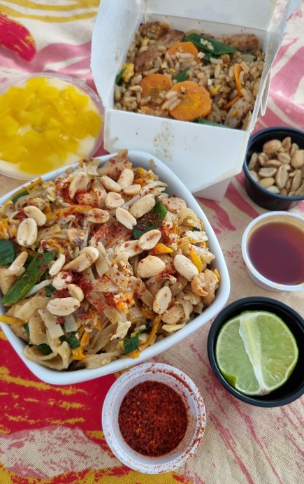 Pad thai frango e Khao pad porco do SunThai