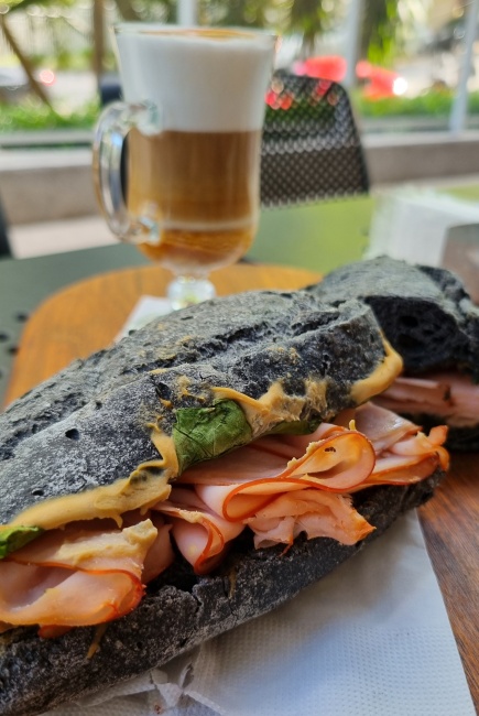 Notre Dame: mini baguette de carvão ativado, peito de peru, mostarda de dijon e rúcula