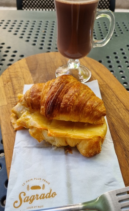 Decepcionante queijo quente no croissant