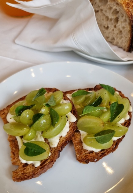 Fresco e delicioso crostini de ajo blanco e uvas!