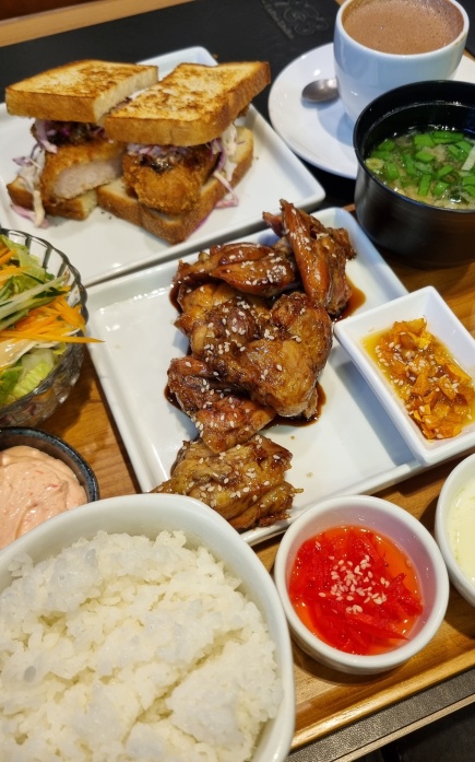 Delicioso katsu sando e completíssimo asagohan de chicken teriyaki do 1908 Coffee Station!