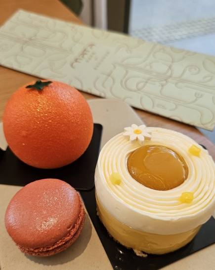 Laranja, Exótic e macaron de framboesa e lichia by Bachour