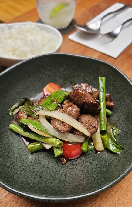 Incrível Pad Neua Nahm Man Hoi, carne na wok com molho de ostra e vegetais do Ping Yang!