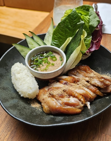 Surpreendente Gai Yang, frango grelhado com molho Nahm Jim Jaew!