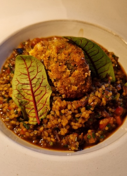 Saboroso arroz de costela de gado curraleiro com jiló na farinha de milho!