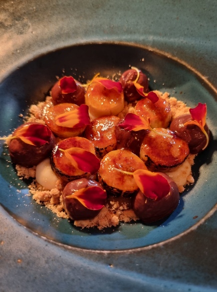 Banana caramelizada, requeijão cremoso, doce de leite, ganache de chocolate e paçoca, aquela sobremesa que não tem erro!
