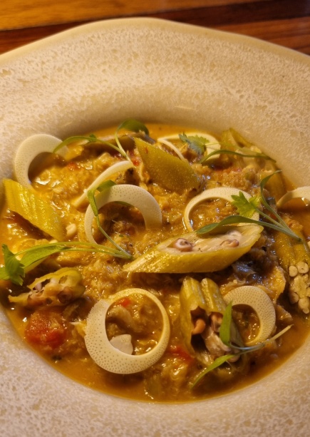 Guisado de caranguejo, pupunha em lâminas e kimchi de quiabo