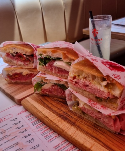 Deliciosos panini de focaccia da Toscana Focacceria!