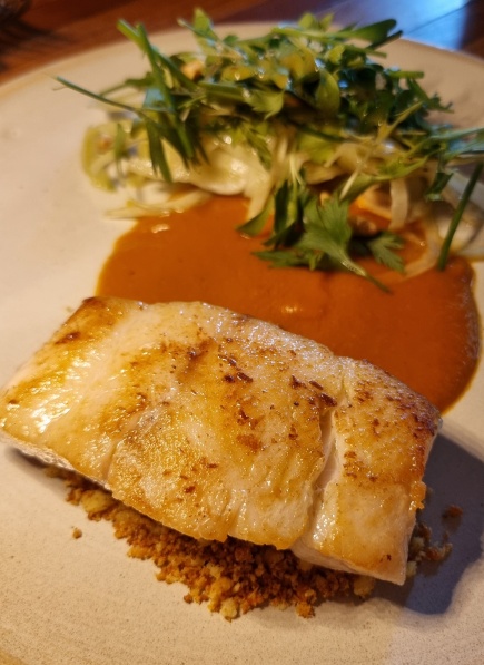 Peixe do dia com salada de erva doce, farofa de farinha d'água e molho de vatapá