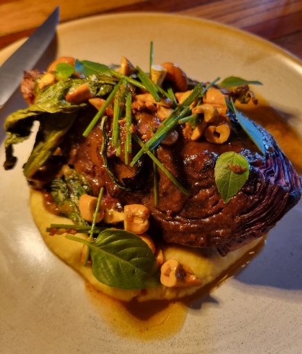 Repolho e bok choy grelhados no missô de cacau com molho picante de castanha de caju